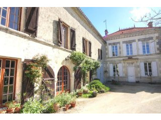 Pretty House And Large Gite With Pool