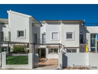 Fantastic townhouse with large terraces in Albir. This..