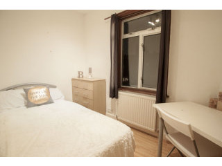 Single with single bed near Turnpike..