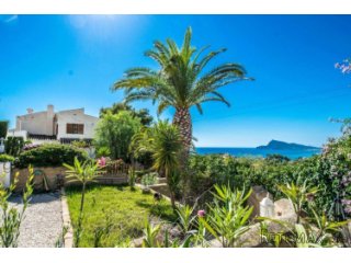 Corner townhouse with sea views located in a complex with..