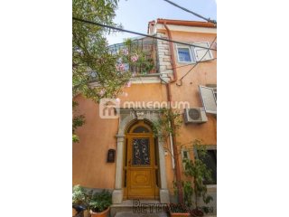 Otok Cres, Grad Cres, kuća s restoranom, apartmanima i..