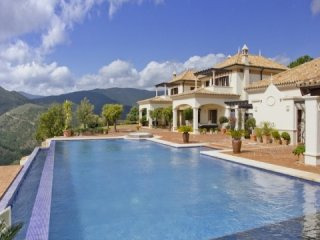 Outstanding Villa For Sale In La..