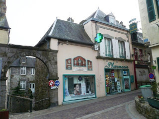 Shop with Good Accommodation