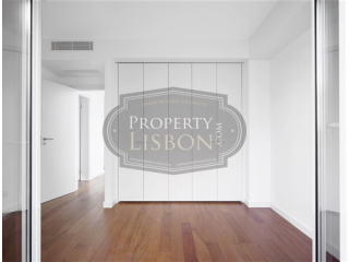T6 Lisbon Apartment for Sale, Santo..