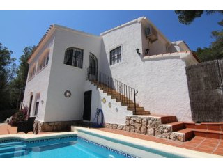 Lovingly refurbished property in quiet..