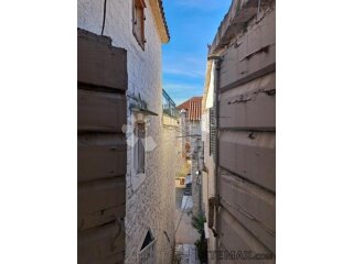 TROGIR- KUĆA U STAROJ JEZGRI GRADA