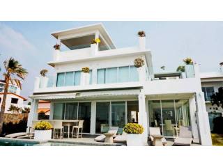 Exceptional house on the sea..