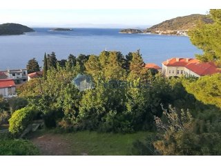 Vis - centar, građevinsko zemljište 1400 m2 / 50 m od mora