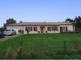 4367lc Excellent 3 bedroom bungalow..
