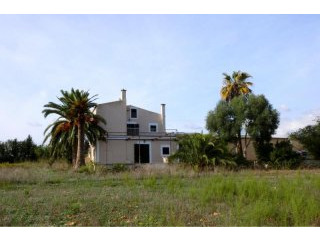 Plot of 73.500 m2 with house to renew..