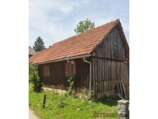 Drvena starina na parceli od 600 m2 u Ogulinu