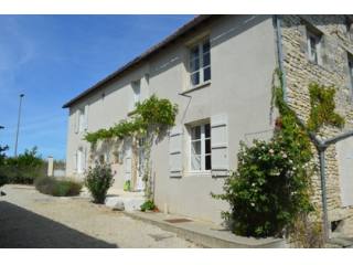 Stunning views and great living space -..
