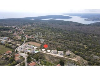 Teren sa građevinskom dozvolom i plaćenim komunalijama
