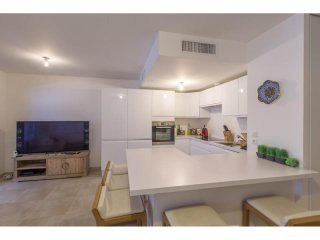 Modern 2 Bed Apartment Located In A..