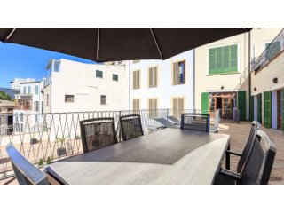 Situated on the 2nd floor of a building with lift on the Pl..