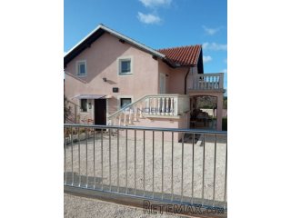 Peroj,stan u kući,70m2,dn+kuh.+blag+2kupat.+s.soba,terasa