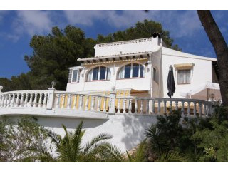 Beautifully maintained detached villa..