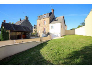 Neat And Tidy Stone House Near Shops..