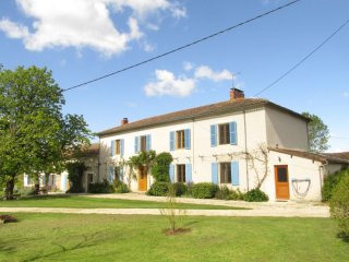 Beautifully Presented 6 Bed Charentaise..