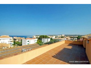 L'ESCALA: Duplex in the center with 3..