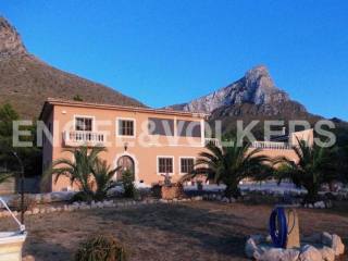 Country house with magnificent sea views