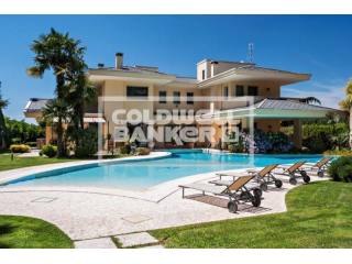 8 Bedrooms - Villa - For Sale