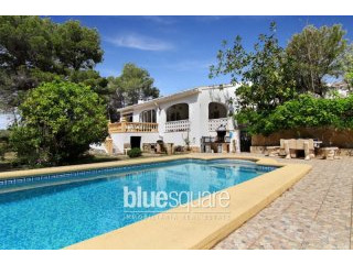 Villa on one level and flat plot, with..