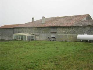 Barn set on about 800 m2, near Villebois