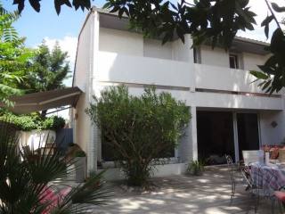 5 bedroom architect-designed house near..