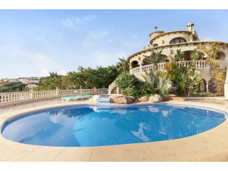 Front line villa with spectacular sea..