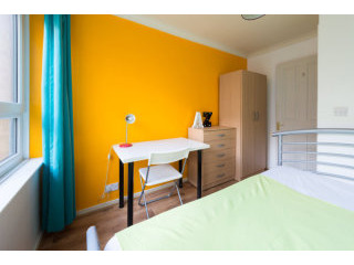 Single with double bed near Manor House..