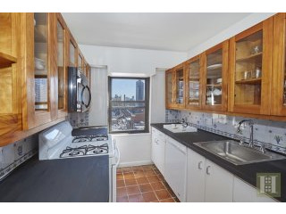 3 bedroom Apartment For Sale: 166 EAST..