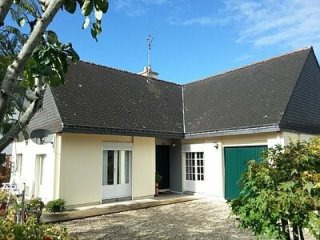 Modern 3 bed, in town with garage and..