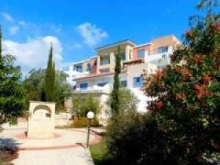 Large 1 Bedroom Apt With Communal..