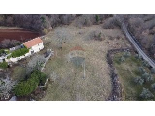 Istra, Oprtalj - istarska kuća s velikom okućnicom u okolici
