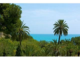 * FRONT LINE BEACH 3 BED APARTMENT