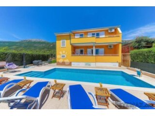 VILLA SA BAZENOM - KAŠTEL LUKŠIĆ