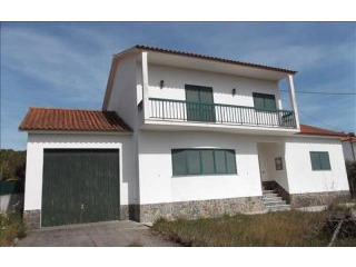 Bargain 4 bed house with swimming pool