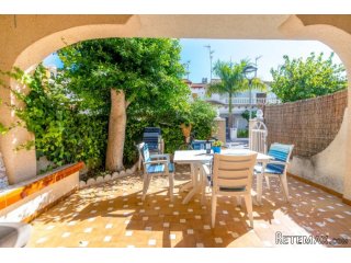 Dúplex con bonito jardín, buen vecindario, zona r..
