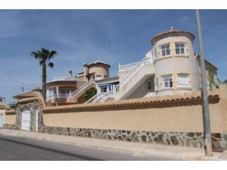 4 Bedroom 3 Bathroom Villa In Los..