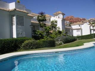 2 Bed Apartment for sale in Calahonda