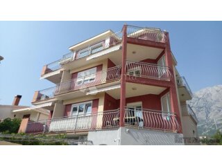 Apartmanska kuća sa velikom okućnicom