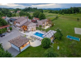 Tri kuće za odmor na 4500 m² okućnice!
