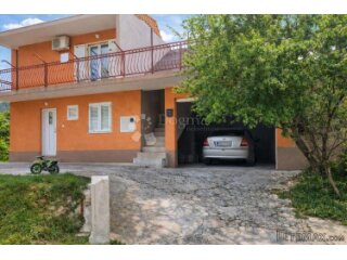 Kuća sa dva stana i garažom, Žrnovnica