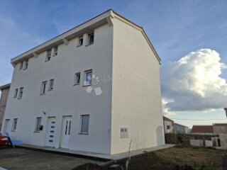 Troetažni stan s terasom i pogledom na more