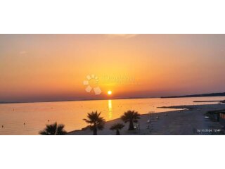 VIR PRODAJE SE APARTMAN NA ATRAKTIVNOJ PLAŽI 10 m OD MORA