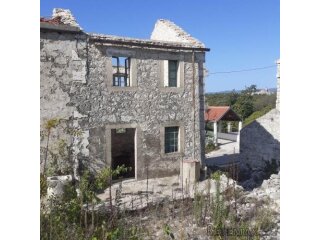 Kamena kuća za renovaciju s okućnicom - Blizina Pelješkog mo