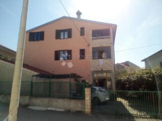 Zadar, kuća sa 3 stana i pomoćnom zgradom