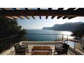 Villa on the first sealine