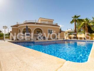 Villa with pool in quiet location